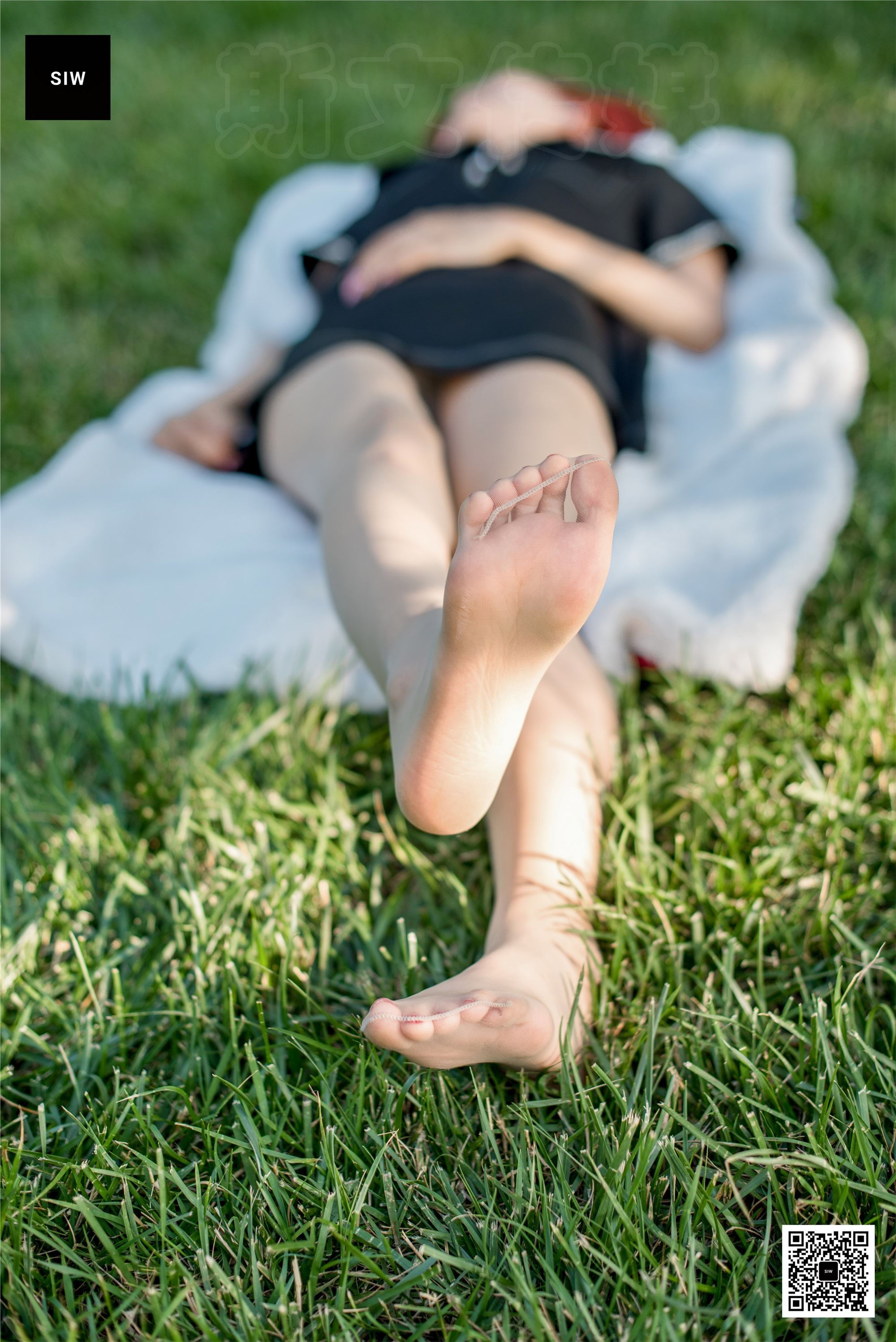 SIW斯文传媒 070 草地腿模 - 悦悦